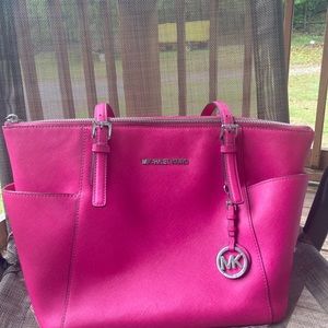 Fuchsia Michael Kors shoulder bag